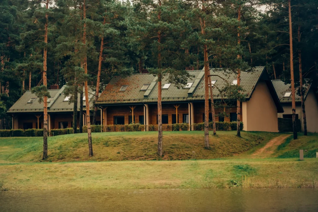 +160% wartości konwersji w sezonie, +1 199% poza nim – jak zbudowaliśmy całoroczną sprzedaż dla Stara Wieś Resort & Odnowa